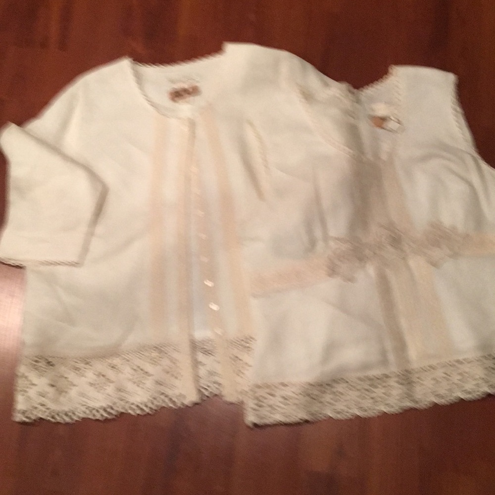 Cream sleeveless shirt with jacket